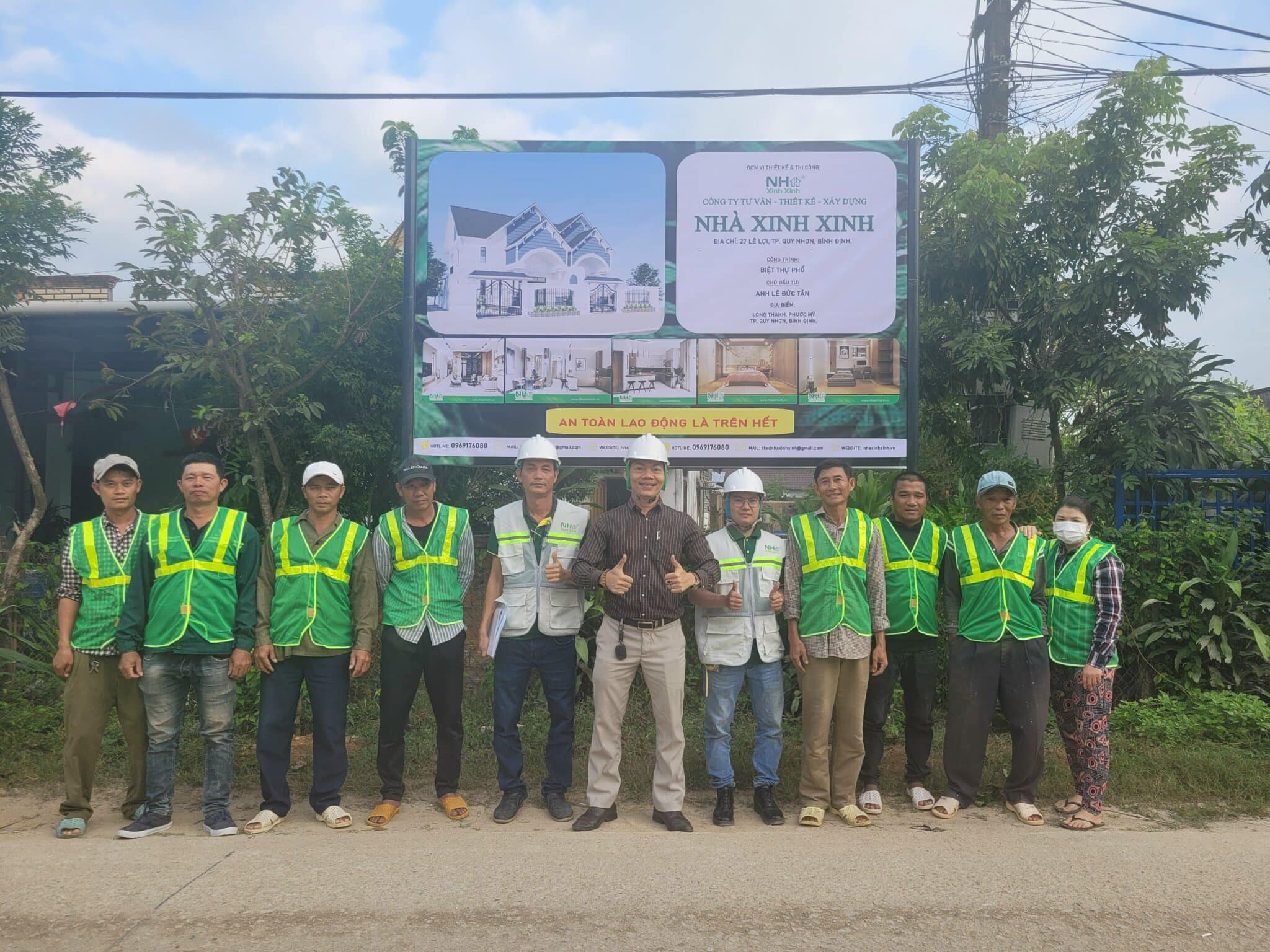 Việc sử dụng đồng phục không chỉ bảo vệ sự an toàn của người lao động mà còn giúp doanh nghiệp tạo ra môi trường làm việc an toàn, chuyên nghiệp.