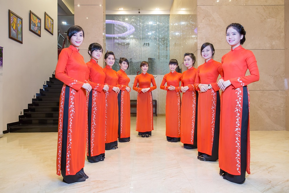 Đồng phục nhà hàng Việt Nam với áo dài truyền thống thanh lịch