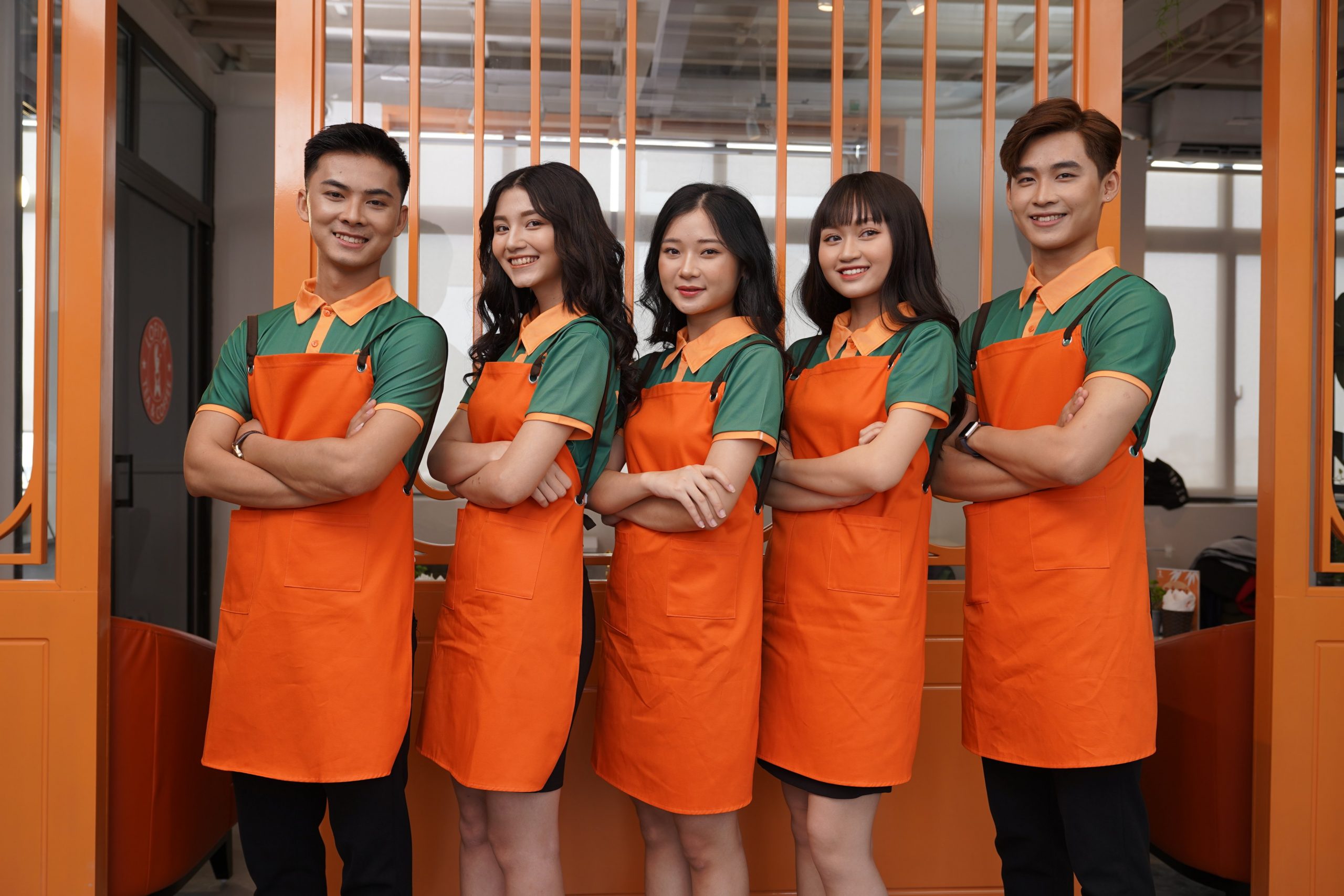 Đồng phục nhà hàng với tone màu nổi bật