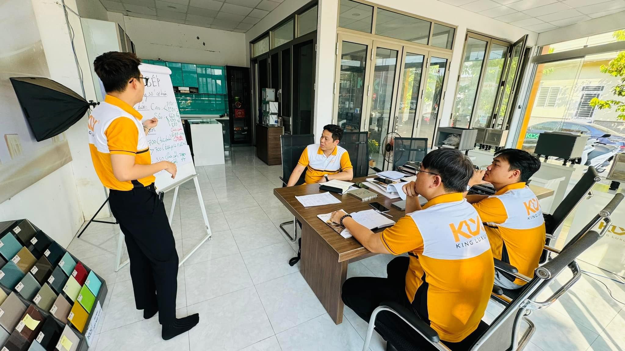 Kiểm tra kỹ size áo thực tế khi đặt may đồng phục công ty