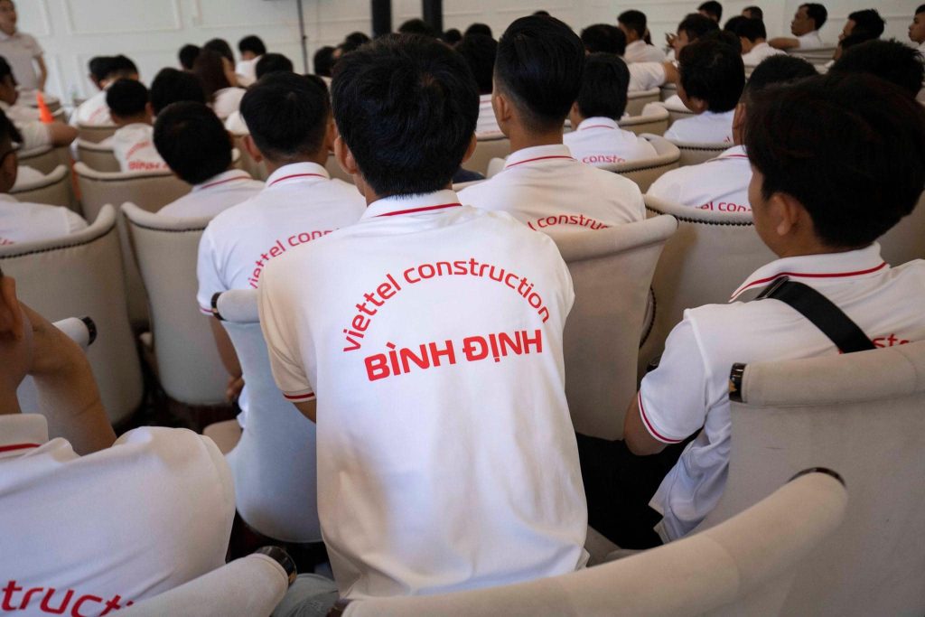 Đặt may đồng phục công ty số lượng lớn giúp bạn nhận được mức giá ưu đãi