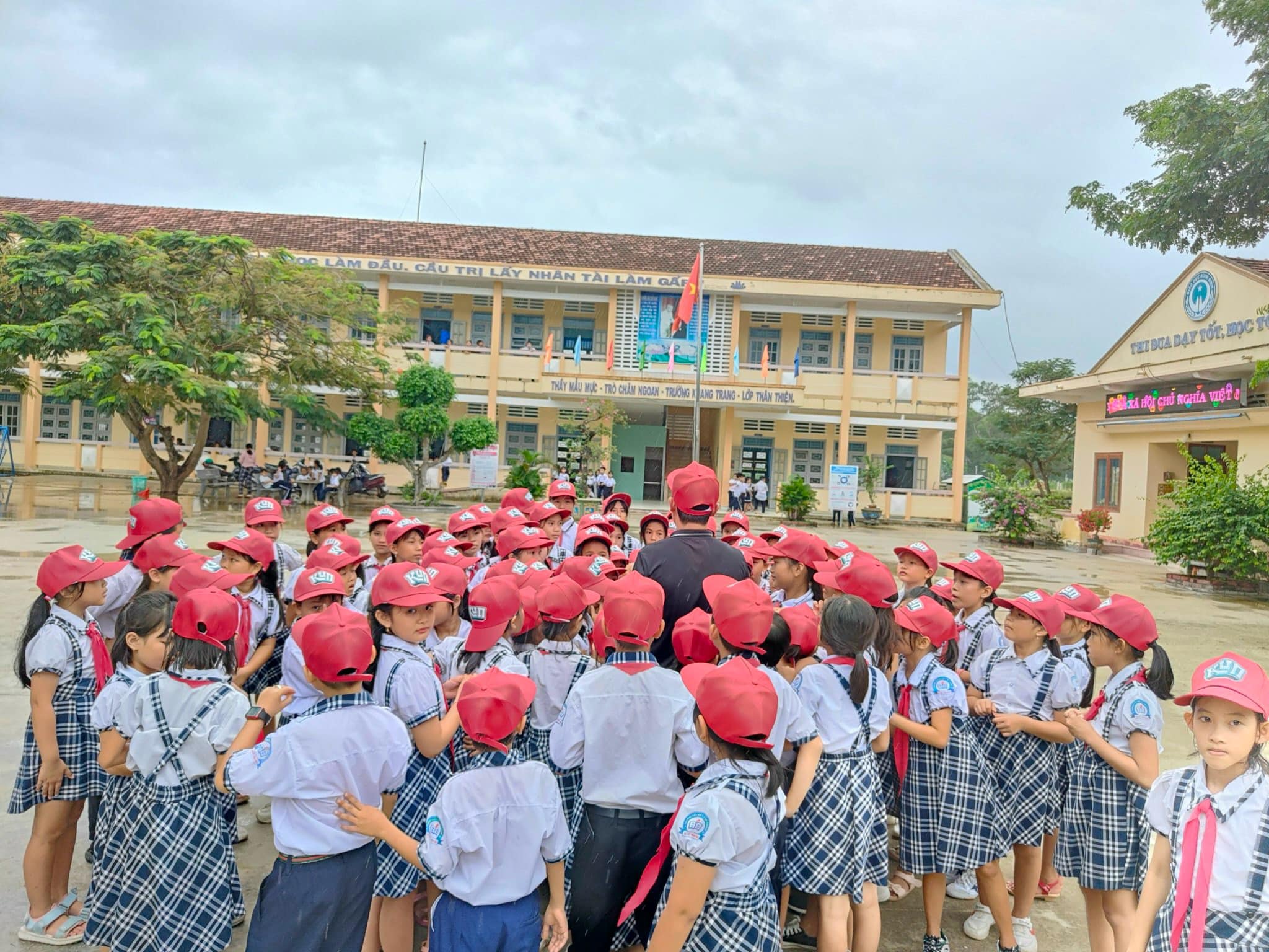 Màu sắc mũ đồng phục góp phần thể hiện tinh thần, cá tính của tập thể