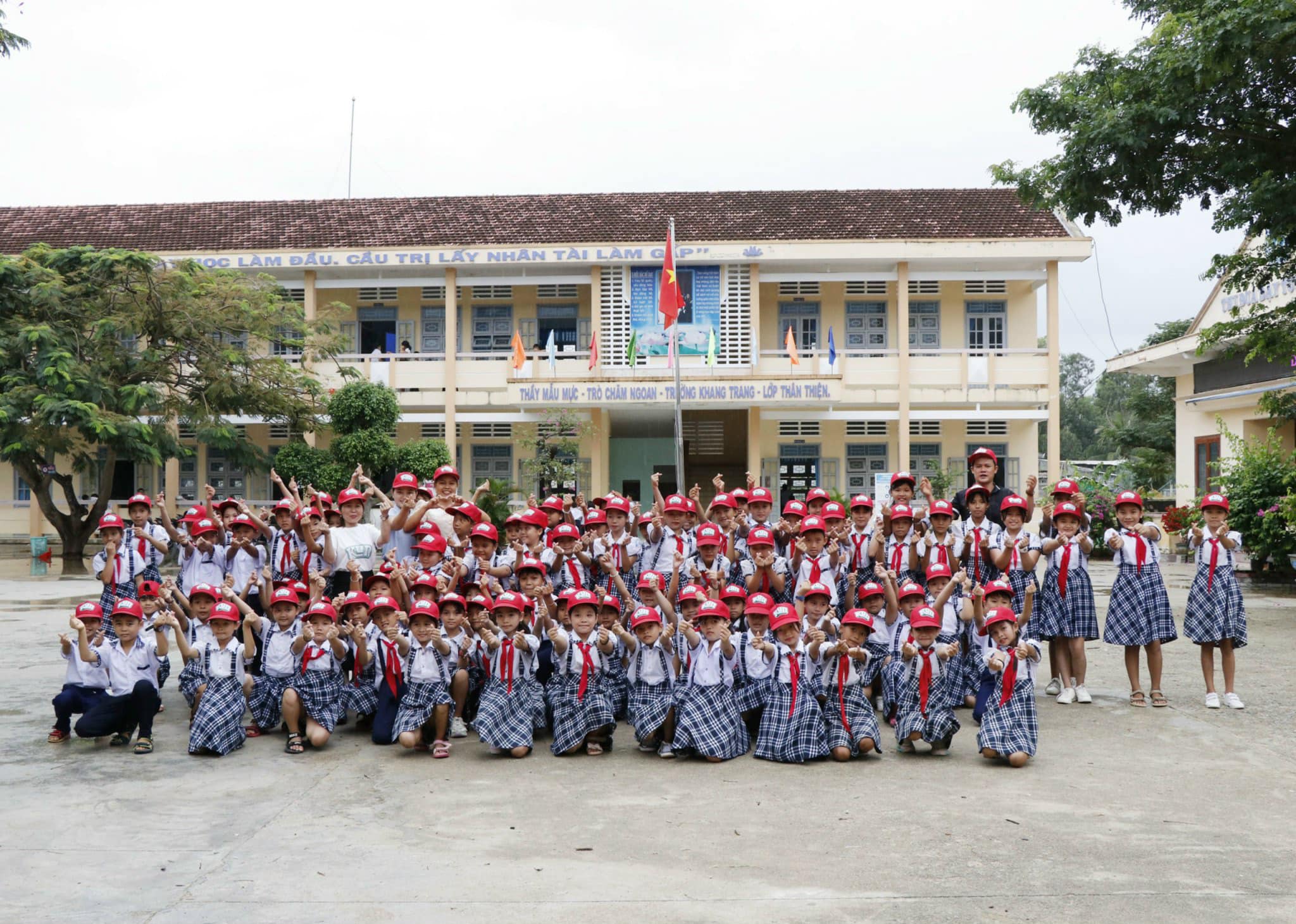May đồng phục Quy Nhơn cho học sinh tiểu học