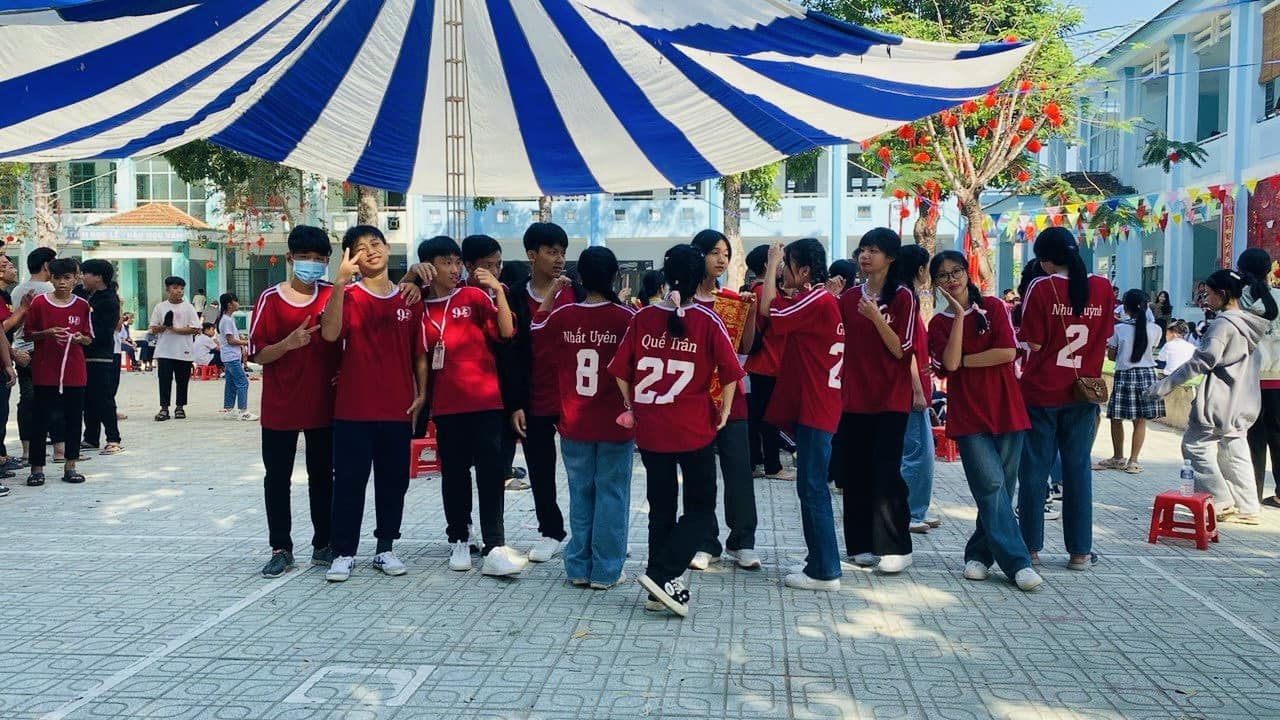 Đồng phục thể thao giúp người mặc dễ dàng vận động, nâng cao tinh thần đồng đội gắn kết trong những cuộc vận đông