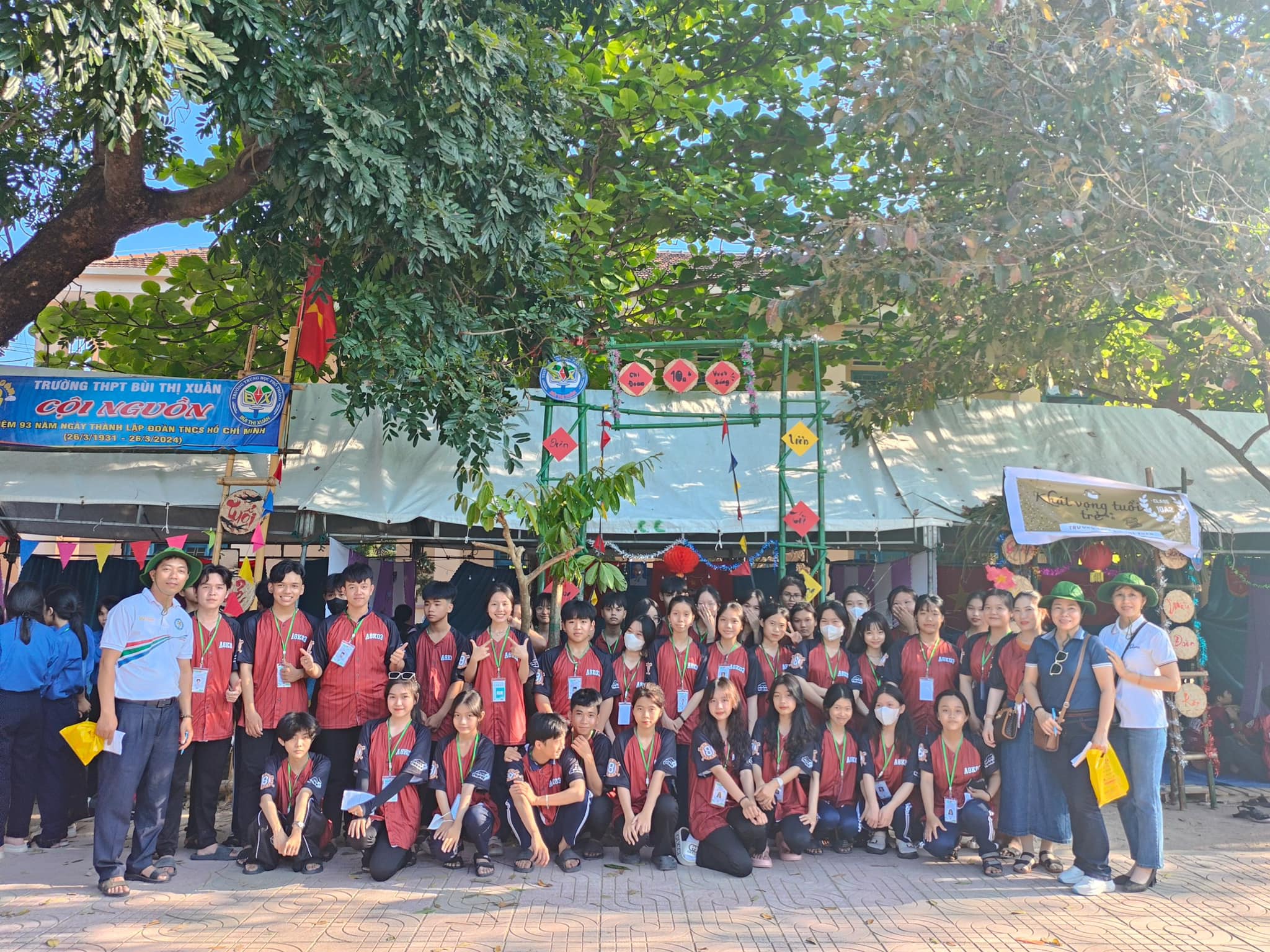 Tùy vào bộ môn thể thao, bạn có thể lựa chọn form áo dáng rộng hay ôm, cổ tròn hay cổ polo,...
